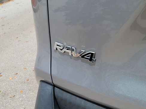 Used 2021 Toyota RAV4 XLE FWD image 6