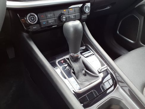 Used 2024 Jeep Compass Latitude AWD/4WD image 8