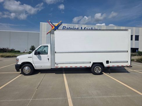 Used 2022 Ford E-350 and Econoline 350 Super Duty RWD image 2