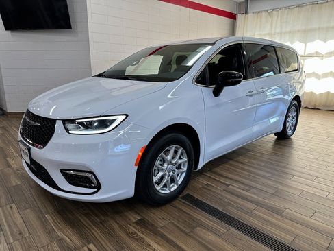 New 2026 Chrysler Pacifica Select image 1