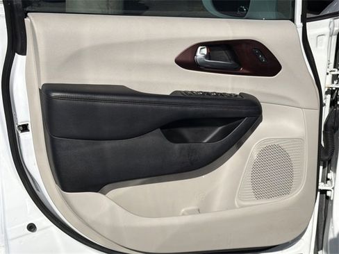Used 2020 Chrysler Pacifica Limited image 10