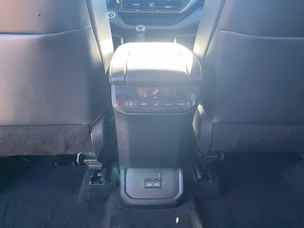 Used 2023 Toyota Highlander XLE AWD/4WD image 30