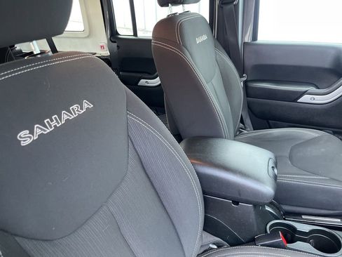 Used 2017 Jeep Wrangler Unlimited Sahara w/ Connectivity Group image 40