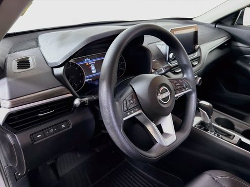 Used 2025 Nissan Altima 2.5 SV FWD image 10