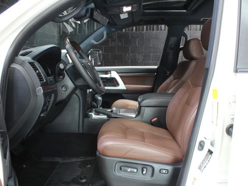 Used 2019 Toyota Land Cruiser w/ Four Season Floor Mat Package image 34