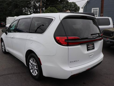 Used 2024 Chrysler Pacifica Touring-L FWD image 3