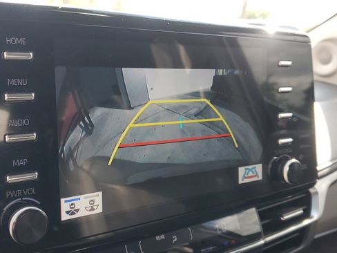 Used 2023 Toyota Sienna Limited image 24