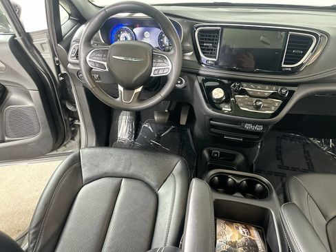 Used 2025 Chrysler Pacifica Select FWD image 18