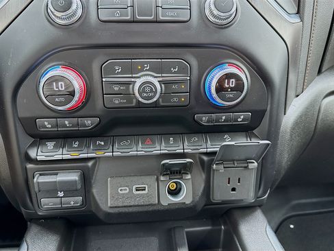 Used 2022 GMC Sierra 2500 AT4 w/ AT4 Preferred Package AWD/4WD image 12