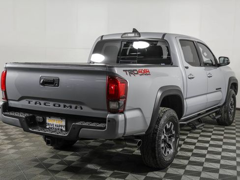Used 2018 Toyota Tacoma TRD Off-Road w/ Technology Package AWD/4WD image 15