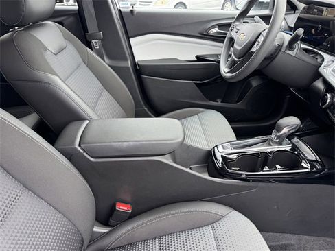Certified 2025 Chevrolet Trax LT image 6