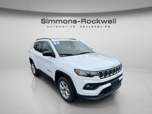Used 2025 Jeep Compass Latitude w/ Sun & Sound Group AWD/4WD image 7