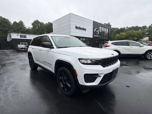 Used 2022 Jeep Grand Cherokee Altitude AWD/4WD image 2