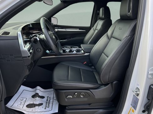 Used 2025 Cadillac Escalade Luxury w/ LPO, Floor Liner Package RWD image 22