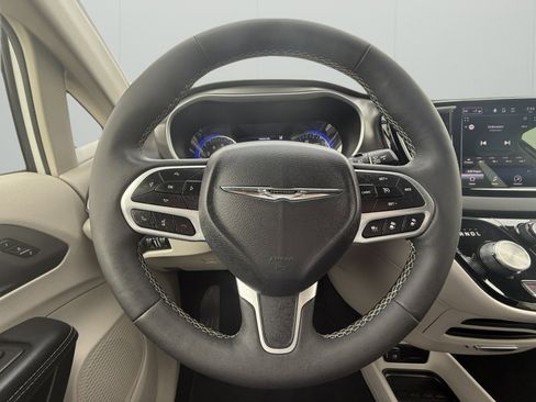 Used 2024 Chrysler Pacifica Touring-L image 15