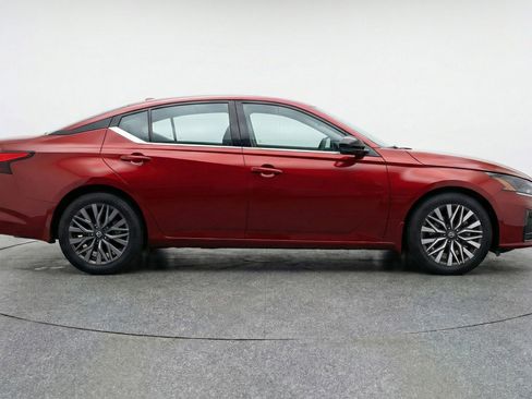 Used 2025 Nissan Altima 2.5 SV image 11