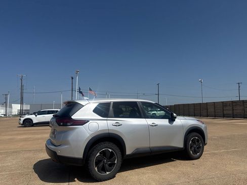 Certified 2025 Nissan Rogue SV FWD image 20