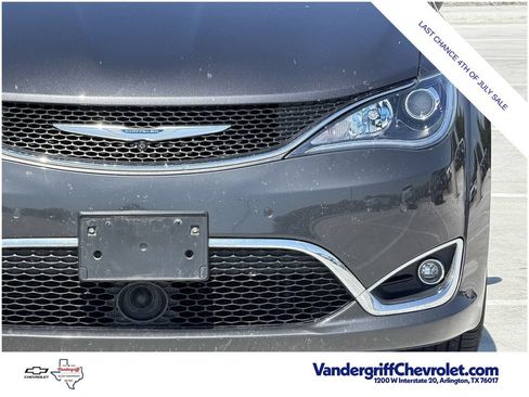 Used 2017 Chrysler Pacifica Limited FWD image 7