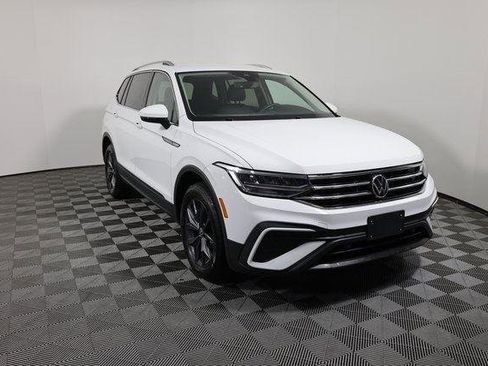 Used 2022 Volkswagen Tiguan SE image 3