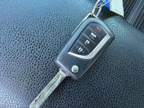 Used 2018 Toyota Camry FWD image 29