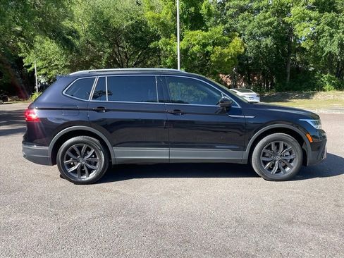 Used 2023 Volkswagen Tiguan SE w/ Panoramic Sunroof Package FWD image 2