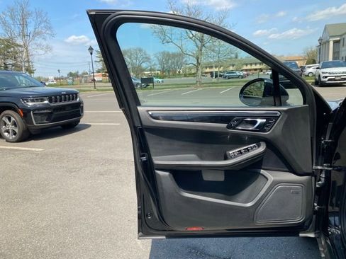 Used 2017 Porsche Macan image 23