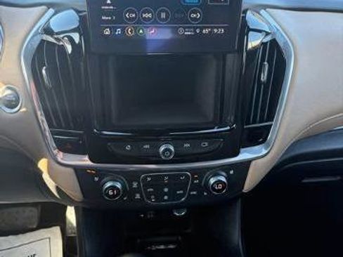 Used 2022 Chevrolet Traverse Premier FWD image 10