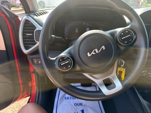 Used 2023 Kia Soul LX w/ LX Technology Package FWD image 12