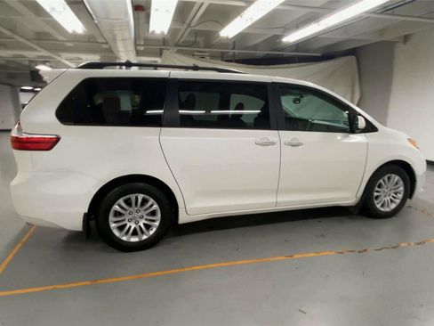 Used 2017 Toyota Sienna XLE FWD image 12