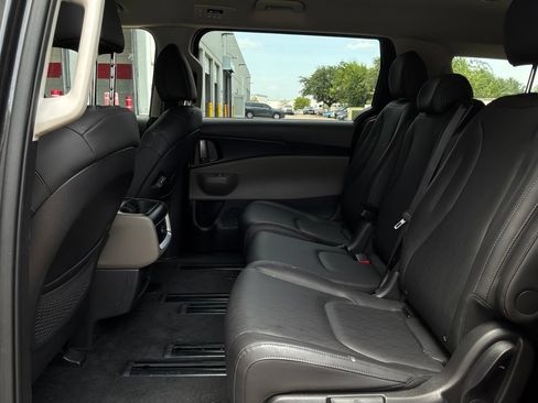 Used 2026 Kia Carnival FWD image 12