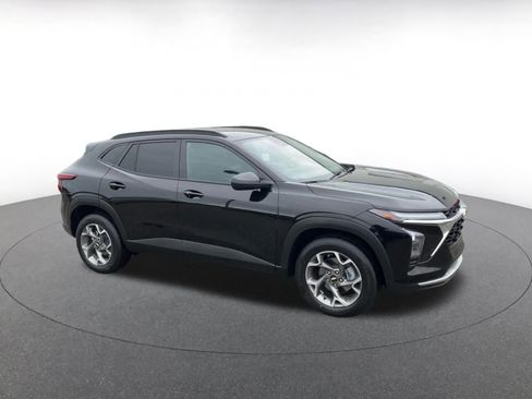 Used 2025 Chevrolet Trax LT w/ LT Convenience Package image 2