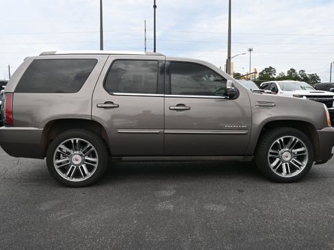 Used 2013 Cadillac Escalade Premium AWD/4WD image 12