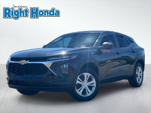 Used 2025 Chevrolet Trax LS FWD image 1