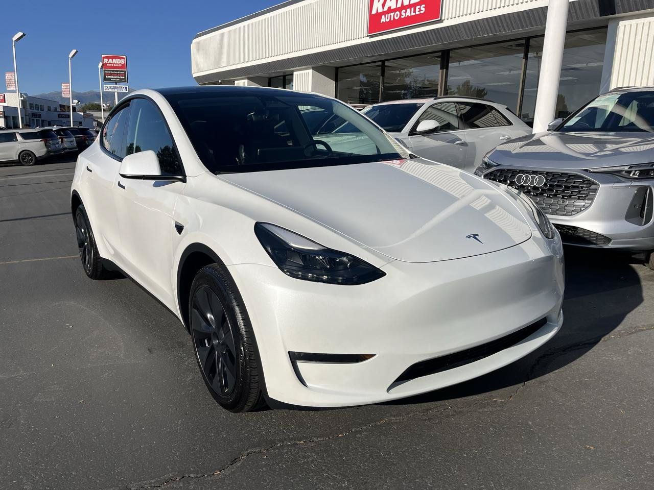 Used 2024 Tesla Model Y Long Range AWD/4WD image 2