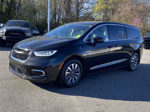 Used 2024 Chrysler Pacifica Select image 3