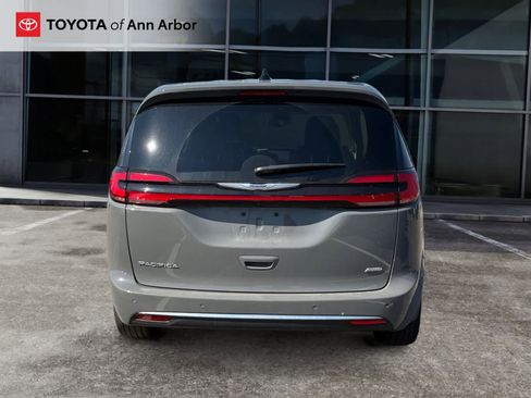 Used 2023 Chrysler Pacifica Touring-L image 3