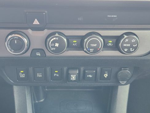 Used 2020 Toyota Tacoma TRD Off-Road w/ Technology Package AWD/4WD image 19