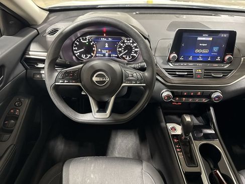 Used 2024 Nissan Altima 2.5 SV FWD image 11