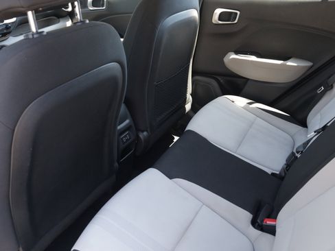 Used 2024 Hyundai Venue SEL FWD image 14