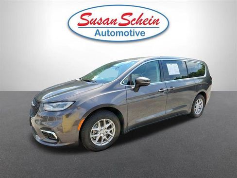 Used 2023 Chrysler Pacifica Touring-L FWD image 1