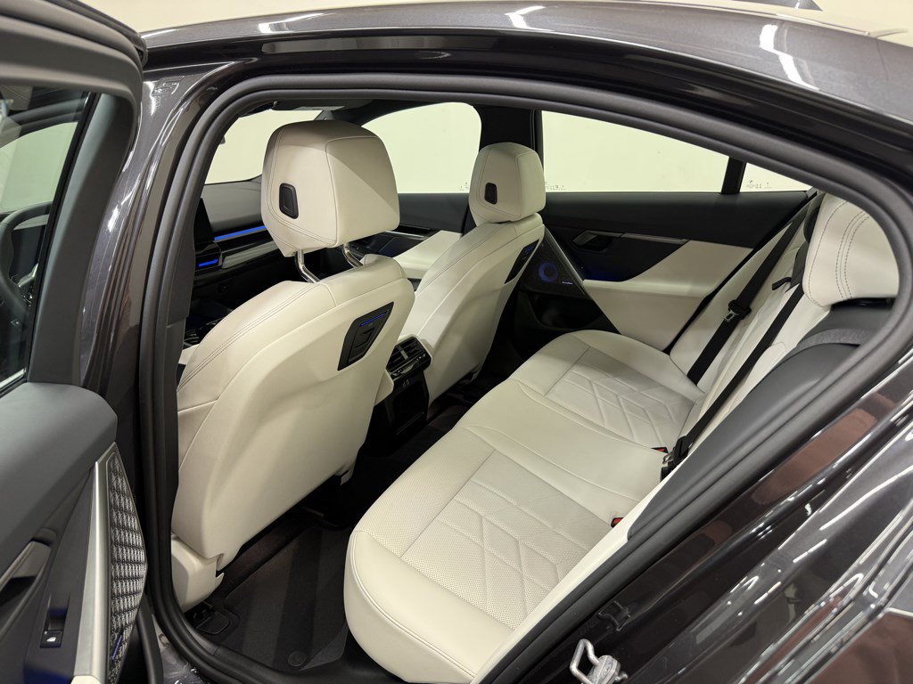 Used 2024 BMW 530i xDrive w/ Premium Package AWD/4WD image 7