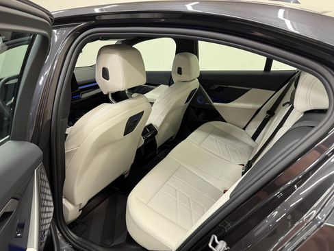 Used 2024 BMW 530i xDrive w/ Premium Package AWD/4WD image 7