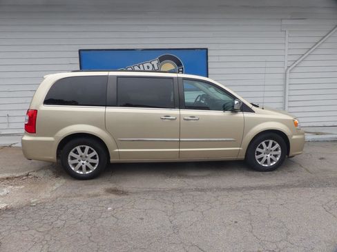Used 2011 Chrysler Town & Country Touring-L w/ Entertainment Group #2 FWD image 29