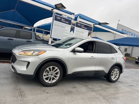 Used 2020 Ford Escape SE FWD image 2
