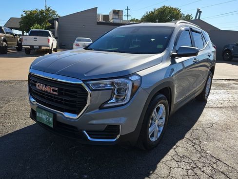 Used 2024 GMC Terrain SLE w/ Driver Convenience Package image 4