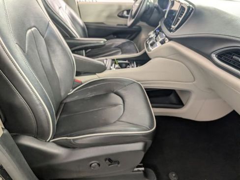 Certified 2023 Chrysler Pacifica Limited image 35