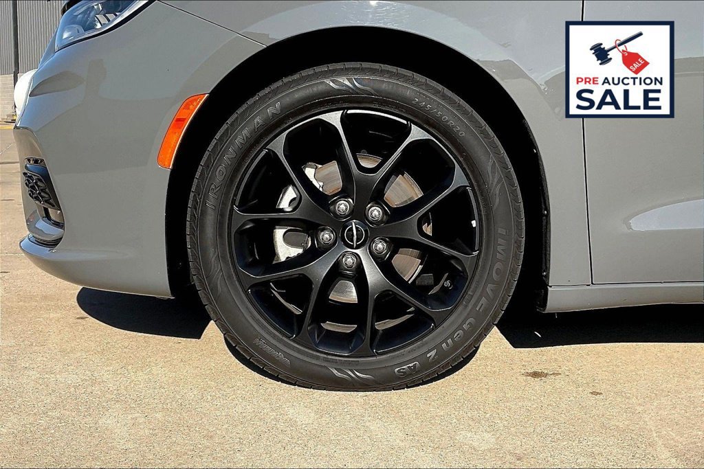 Used 2025 Chrysler Pacifica Limited FWD image 9