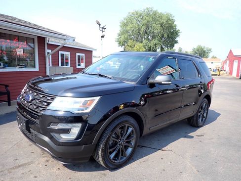 Used 2017 Ford Explorer XLT w/ Equipment Group 202A AWD/4WD image 3