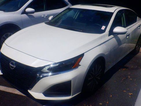 Used 2024 Nissan Altima 2.5 SV w/ SV Premium Package FWD image 1