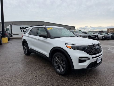 Used 2021 Ford Explorer XLT w/ Equipment Group 202A AWD/4WD image 2